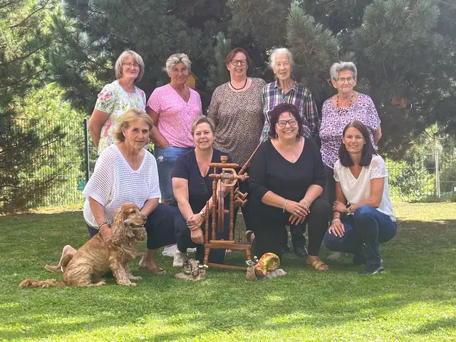 Zu sehen sind hier Damen der Handarbeitsrunde Unternberg. Sie bereitet sich bereits intensiv auf ihren Charity-Adventmarkt 2025 zugunsten der Salzburger Kinderkrebshilfe vor. | Foto: Die Handarbeitsrunde Unternberg