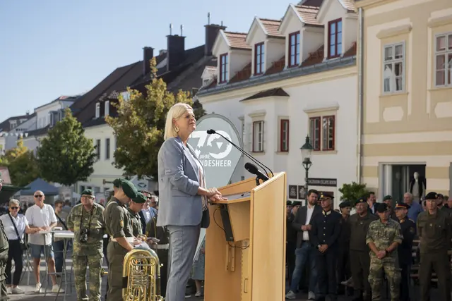 Ministerin Mag. Klaudia Tanner begrüßte die Besucherinnen und Besucher mit einer schwungvollen Ansprache.  | Foto: Sophia Braun