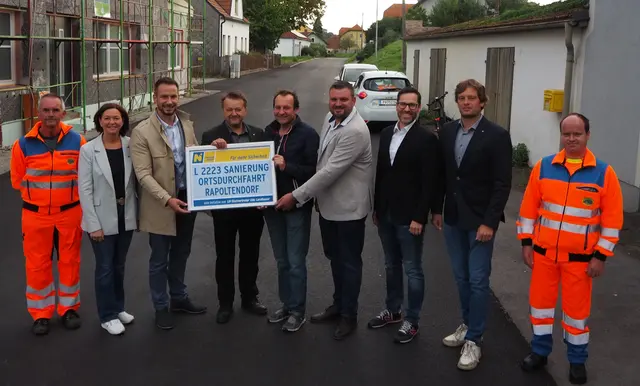 Günter Schabasser (Straßenmeisterei Herzogenburg), LAbg. Doris Schmidl in Vertretung von Landeshauptfrau Johanna Mikl-Leitner, DI Gernot Kampl (Leiter der Straßenbauabteilung St. Pölten), Ing. Alois Vogl (Bgm. von Kapelln), Franz Rödl (Vizebgm. von Kapelln), LAbg. Christian Brenner in Vertretung von LH-Stellvertreter Udo Landbauer, Ing. Andreas Kastberger (Straßenbauabteilung St. Pölten), Georg Schütz (Leiter der Straßenmeisterei Herzogenburg), Markus Lorenzl (Straßenmeisterei Herzogenburg). | Foto: Abteilung Straßenbau, Land NÖ