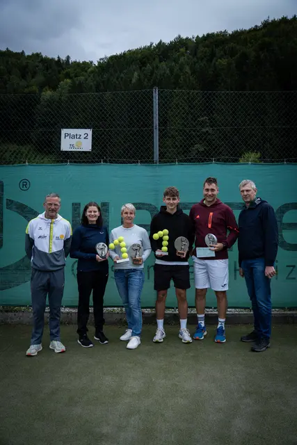 Tobias Schraml – Spielleiter Christian Rehak, Vize-Ortsmeisterin Susanne Wachauer, Orts- und Vereinsmeisterin Petra Rehak, Orts- und Vereinsmeister Laurenz Berchtold, Vize-Ortsmeister Christoph Brandner und Bürgermeister Andreas Kaltenbrunner. (v.l.) | Foto: TC Gaflenz