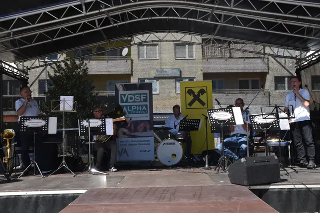 Die Bauernmusi Mischendorf eröffnete musikalisch. | Foto: Michael Strini