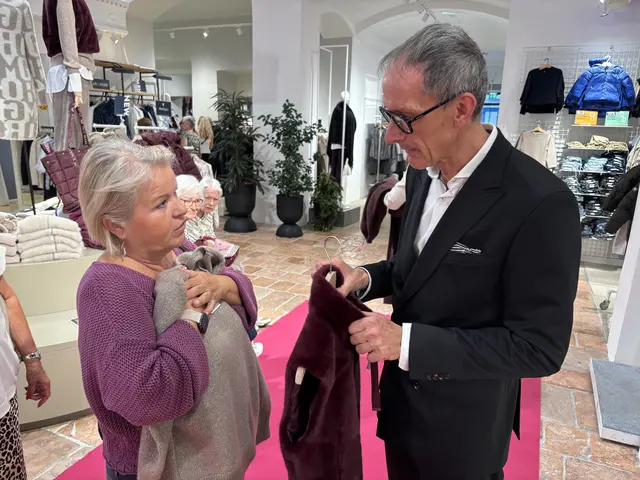 SPÖ-Stadträtin Sabine Bugnar läss sich vom Chef persönlich beraten. | Foto: Zezula