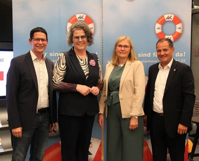 Stimmungsvolle Vernissage in der AK Imst: v.l.n.r. AK Vizepräsident, Bundesrat Christoph Stillebacher, Künstlerin Johanna Heumader-Schweigl, Laudatorin Maria-Luise Schnegg, Bezirksstellenleiter der AK Imst Mag. Günther Riezler.