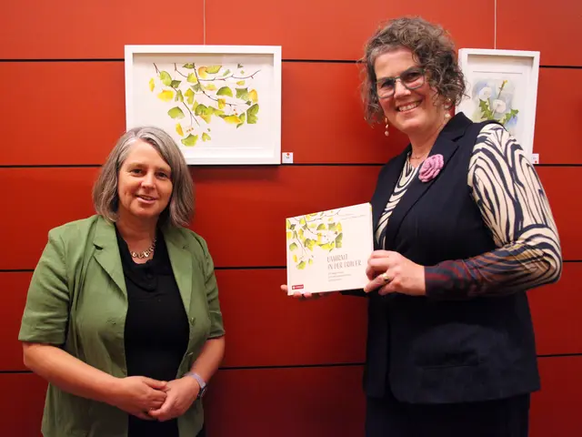 Petra Hillebrand und Johanna Heumader-Schweigl und Petra Hillebrand mit dem gemeinsamen Buchprojekt "Umarmt in der Trauer" – bald auch als Lesung in der Tyrolia Imst zu erleben.