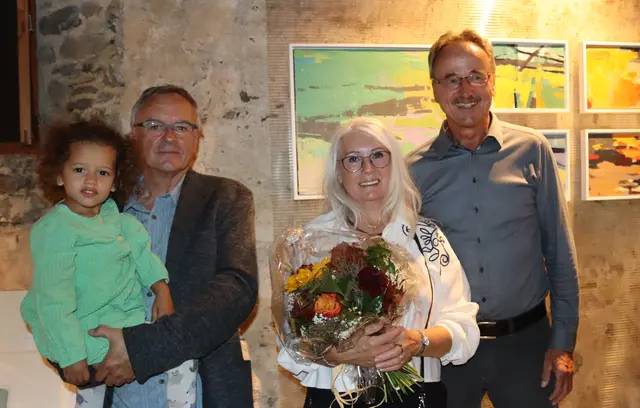 Künstler Christian Spiß mit seiner Enkeltochter Mariama, Laudatorin Dolores Doberauer und Dr. Walter Stefan (Obmann des Museumsvereins Fließ), (v.l.).  | Foto: Elisabeth Zangerl