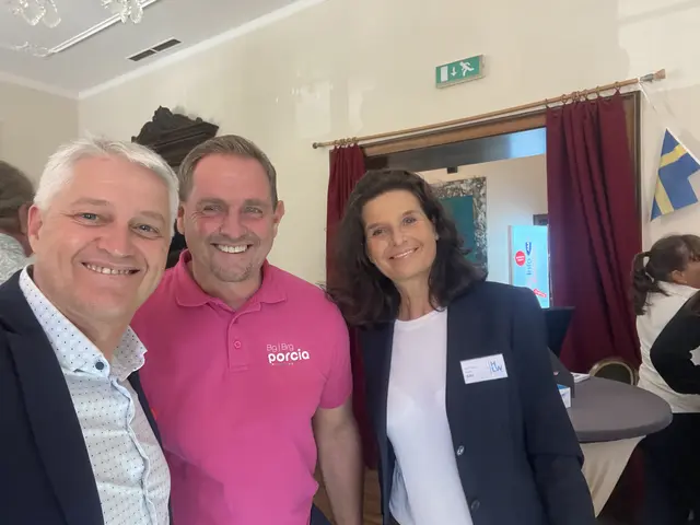 SCHNAPPSCHUSS.
Teamplay unter Kollegen: HLW-Direktor Lackner und Direktor Santner mit Professorin Götz bei Austausch und Vernetzung am HLW Stand.  | Foto: (c) hlwspittal 2025, mediateam