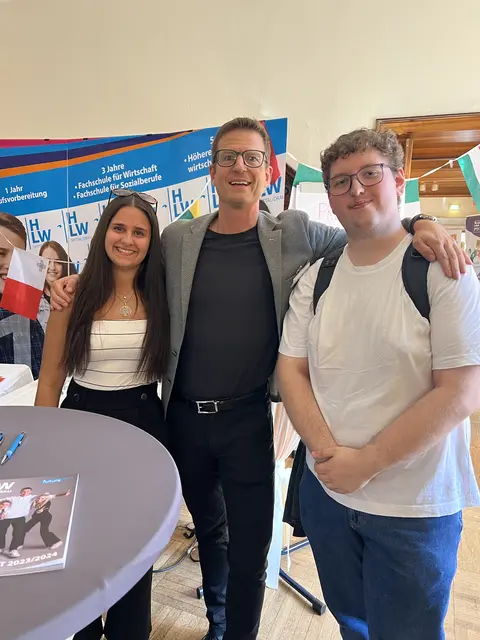 Schulgemeinschaft verbindet: Sarina und Felix (Absolventinnen der ersten Ausbildungsgeneration der Fachschule für Sozialberufe - Jahrgang 2025) statteten Professor Tischler einen Besuch ab. Für sie geht es weiter nach Klagenfurt in den Aufbaulehrgang für Wirtschaft - Danke für den wertschätzenden Besuch! | Foto: (c) hlwspittal 2025, mediateam