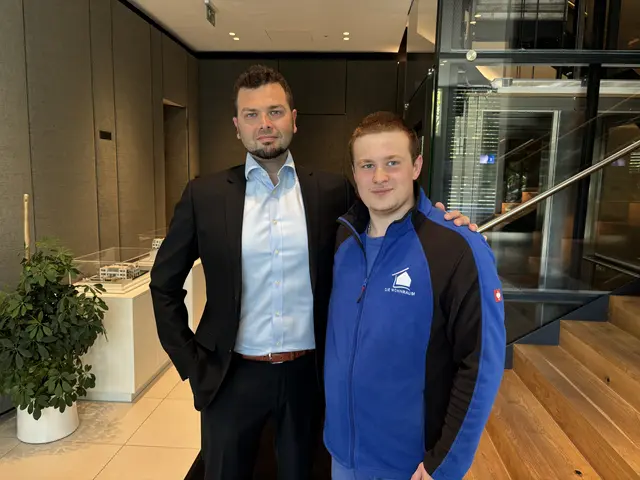 Geschäftsführer Emil Mackowiak von "Die Wohnraum Sanierer + Installateure" mit seinem Lehrling Max Schmidt aus Purkersdorf | Foto: Lauren Fahrenberger / MeinBezirk