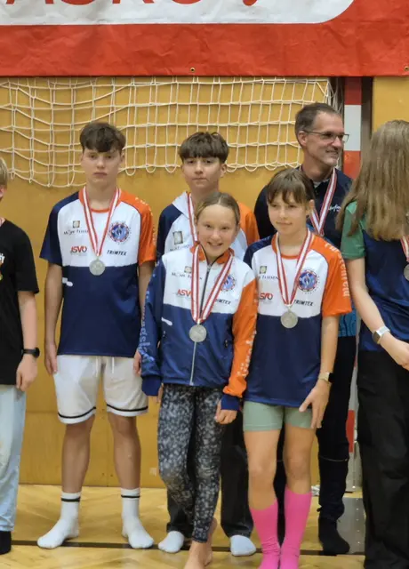 Die erfolgreichen U12 und U14 Teams bei der Siegerehrung | Foto: Walter Brabek