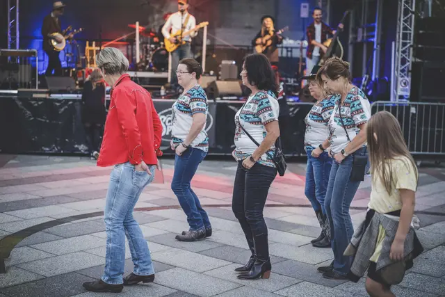 Das Publikum schwang das Tanzbein zu den Countrybeats. | Foto: Klaus Pressberger