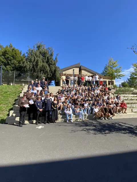 Im feierlichen Rahmen fand am im Schulhof der Mittelschule Leutschach die Verleihung des „Childrens Award for outstanding Humanitarian Achievement“ statt.  | Foto: MS Leutschach
