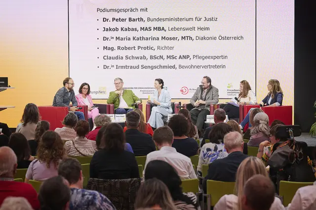 Podiumsgespräch mit Peter Barth, Bundesministerium für Justiz, Maria Katharina Moser, Diakonie Österreich, Jakob Kabas, Lebenswelt Heim, Moderatorin Nana Walzer, Robert Protic, Richter, Irmtraud Sengschmied, Bewohnervertreterin und Claudia Schwab, Pflegeexpertin | Foto: VertretungsNetz/Johannes Zinner
