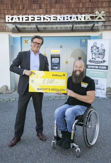 Präsentierten den neuen, barrierefreien Bankomaten in Niederalm: RB Untersberg-Geschäftsleiter Stefan Wetzlmaier und Rennrollstuhlfahrer Thomas Geierspichler. | Foto: RB Untersberg