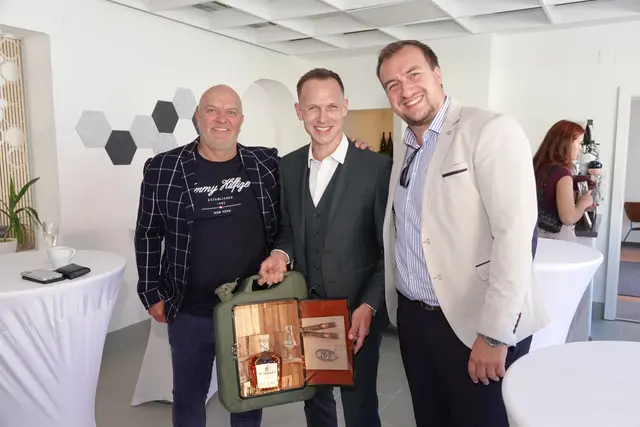 So mancher Gast stellte sich mit einem ganz besonderen Geschenk ein. | Foto: Michael Blinzer