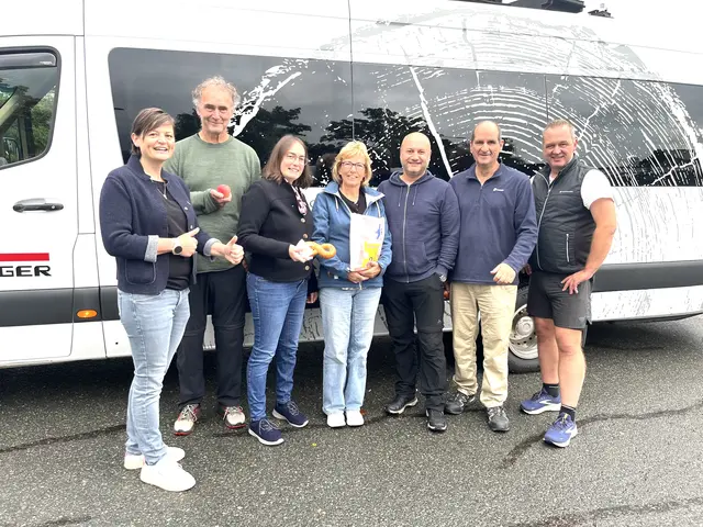 TVB-GF Martina Foidl, Sepp Nothegger (Nothegger Reisen GmbH), Barbara Döttlinger (Nachhaltigkeitsbeauftragte TVB) sowie die Okto-Wanderbus-Fahrer und -Fahrerinnen.
 | Foto: TVB St. Johann