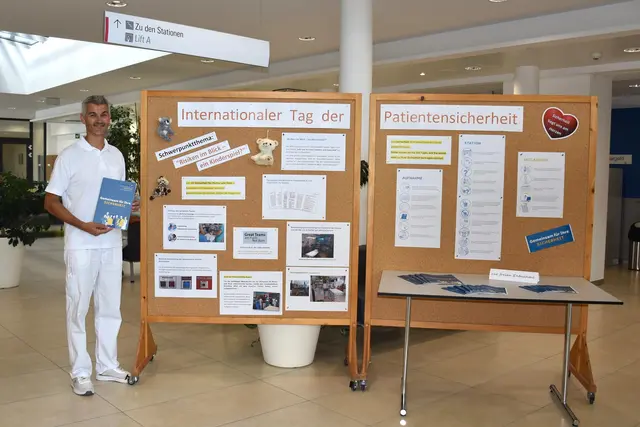 Der Risikomanager des Landesklinikum Scheibbs, Alfred Kaltenbrunner gestaltete anlässlich des internationalen Welttages der Patientensicherheit einen Infostand im Erdgeschoß. | Foto: Landesklinikum Scheibbs