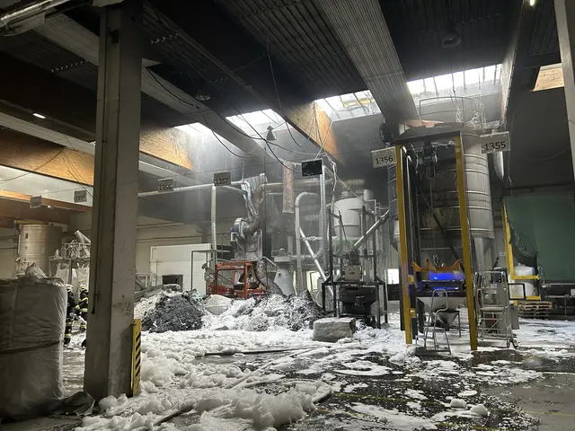 Das erste Tanklöschfahrzeug begann sofort unter schwerem Atemschutz mit einem Löschangriff mittels Schaum.  | Foto: Feuerwehr Völkermarkt