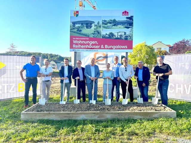 Vertreter von OSG, Gemeinde und ausführender Bauunternehmen gaben den Startschuss für den Bau zweier Reihenhäuser und zwei Bungalows in Mogersdorf.  | Foto: Elisabeth Kloiber