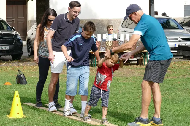 Gemeinsam geht es leichter beim Generationen-Mannschaftsspiel | Foto: MG Wies