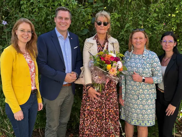 Bürgermeister Christoph Kaufmann (ÖVP), Vizebürgermeisterin Maria Theresia Eder (ÖVP, 2.v.r), die Leiterin des Kindergartenreferats Sandra Helmich (re.) und Abteilungsleiterin Martina Fasching (li.) bedankten sich bei Manuela Roll (Mitte) für ihren jahrzehntelangen Einsatz für die Kinder und Familien in Klosterneuburg. | Foto: Stadt Klosterneuburg / Duscher