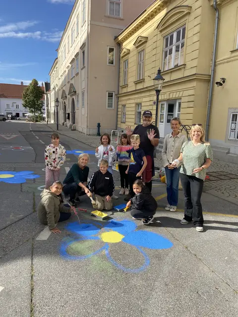 Schüler und Schülerinnen der Volksschule Hauptplatz mit Lehrerin Dagmar Nemeth, Gemeinderat Roman Kral (Grüne), Direktorin Ulli Gaidoschik und Stadträtin Lisa Miletich (SPÖ). | Foto: Stadtgemeinde Bruck