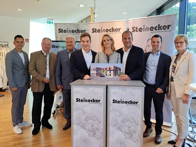 v.l.: Matthias Seifert (Prokurist), Baumeister Hermann Schaub, Gottfried Steinecker sen., Paul Steinecker, Petra Steinecker, Geschäftsführer Gottfried Steinecker, Bürgermeister Manfred Wieser (ÖVP) und Vizebürgermeisterin Margit Lechner. | Foto: Machtinger