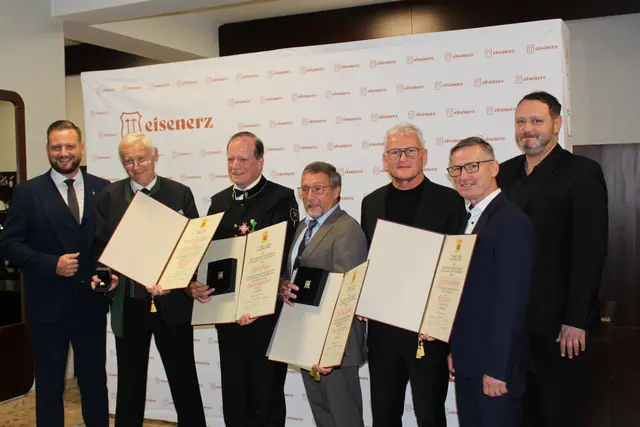 Große Freude zeigten die Geehrten der Stadtgemeinde Eisenerz durch (v. l.) Bgm. Thomas Rauninger: Gerhard Niederhofer, Manfred König, Hans Peter Iraschko, Fritz Wutscher, Vzbgm. Markus Pump und Vzbgm. Philipp Gamweger. | Foto: Stadtgemeinde Eisenerz