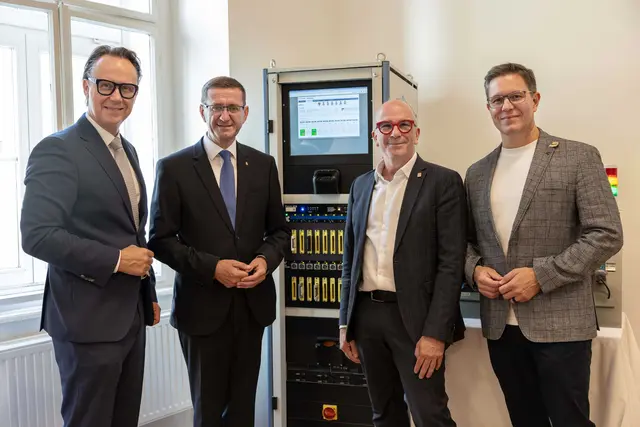 Von links: Joachim Haindl-Grutsch, Geschäftsführer der Industriellenvereinigung OÖ, Wirtschafts-Landesrat Markus Achleitner, Nikolaus Dürk, Gründer und Geschäftsführer von X-Net, und Markus Roth, Obmann der Bundessparte Information und Consulting der Wirtschaftskammer Österreich. | Foto: Land OÖ/Spenlingwimmer