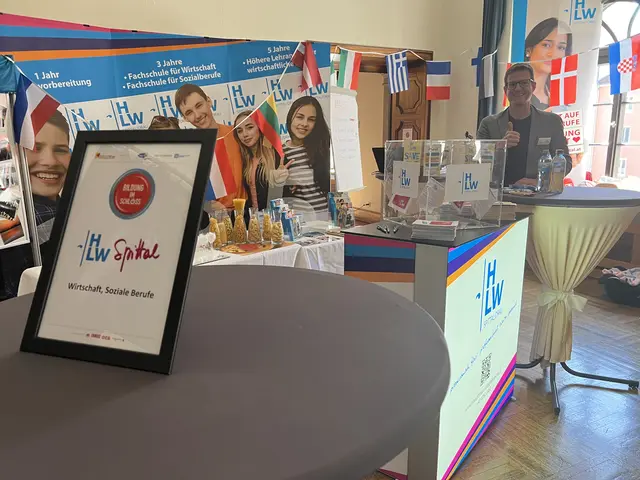 Bildungsberater Tischler ist hochmotiviert und freut sich nach dem gelungenen Aufbau des HLW-Standes auf zahlreiche Besucher! | Foto: (c) hlwspittal 2025, mediateam