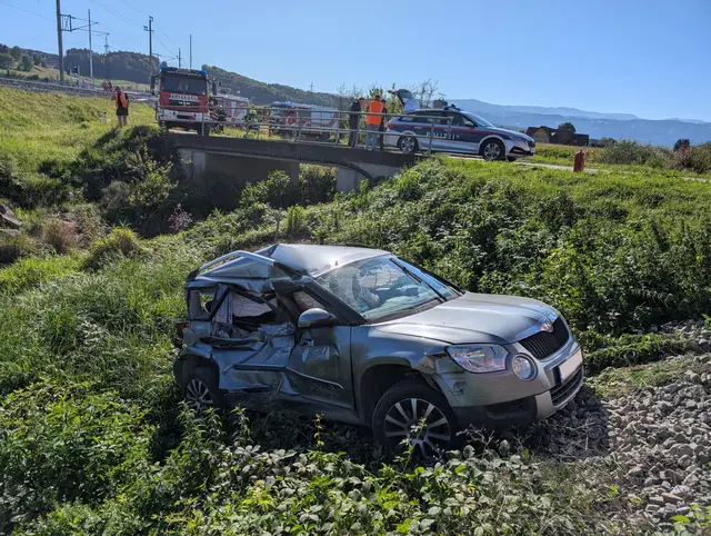 Beim Zusammenstoß mit einem Zug wurde am Donnerstag eine Pkw-Lenkerin schwer verletzt.  | Foto: FF Groß St. Florian