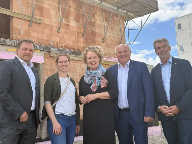 Vizebgm. Manfred Mitzl, Architektin Katharina Kreger (Architekturwerkstatt DI Heigl), Landesrätin Christiane Teschl-Hofmeister, BGM Ernst Wendl, GGR Herbert Stuxer auf der Baustelle. | Foto: Alexander Paulus