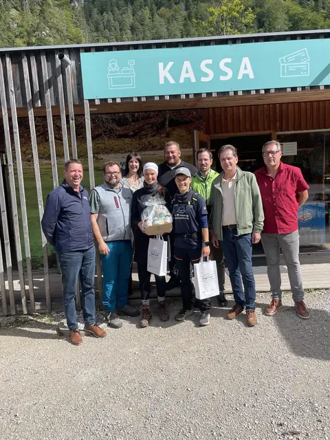 Die Überraschung ist geglückt: Anna und Christina aus Gmunden und Ybbsitz wurden als 30.000 Gäste der Wasserlochklamm Palfau geehrt. | Foto: Fabian Auer