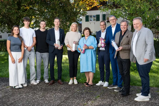 Die Sponsoren überreichen hochwertige Trinkflaschen an das Team der Schülervertretung. | Foto: KitzHAK/S. Seisenbacher, KitzHAK