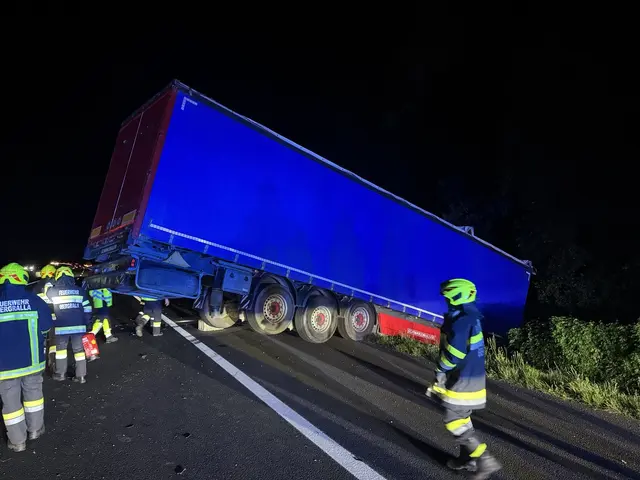 Ein Lkw kam am Donnerstagabend bei Wagna von der Fahrbahn ab. Lenker und Beifahrer blieben unverletzt.  | Foto: FF Obergralla