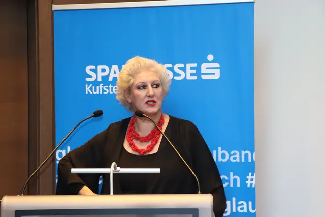 Künstlerin Gitti Horngacher bedankte sich bei allen anwesenden Gästen, die gekommen waren, um ihre Werke zu sehen. | Foto: Christiane Nimpf