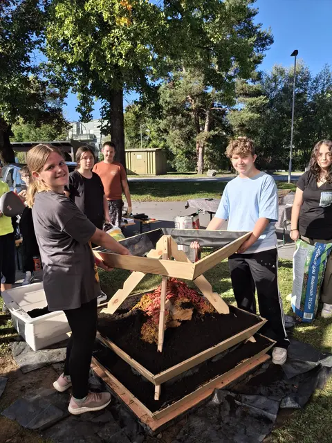 Die Pyramide wurde in Teamarbeit zusammengebaut. | Foto: Mittelschule Voitsberg
