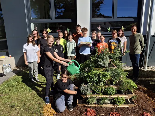 Die Schülerinnen und Schüler mit der fertigen Pyramide. | Foto: Mittelschule Voitsberg