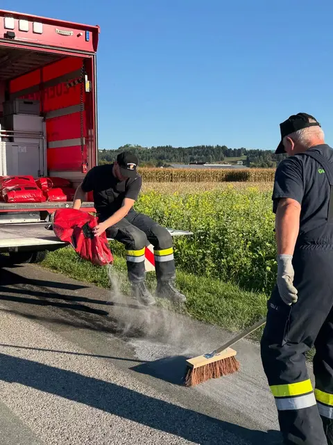 Mittels Ölbindemittel wurde die 600 Meter lange Ölspur in Hallersdorf gebunden. | Foto: FF Hallersdorf