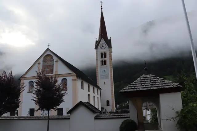 Die Pfarrkirche St. Leonhard in der Gemeinde Ried im Oberinntal. | Foto: Thomas Seelos