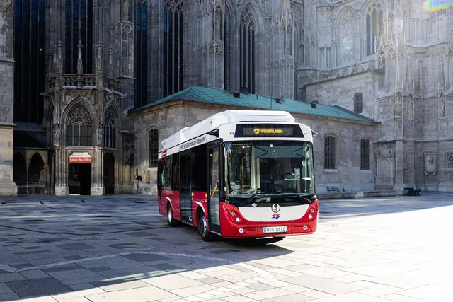 Der neue Wasserstoff-E-Bus der Wiener Linien vor dem Stephansdom. | Foto: Wiener Linien / Simon Wöhrer