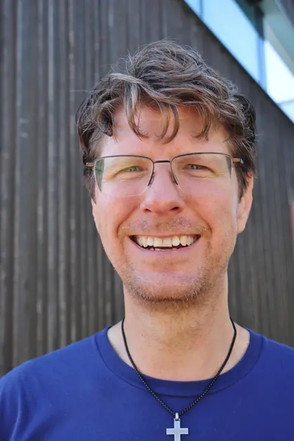 Lehrer Konrad Hamm ist der Motor des Benefizlaufs, unterstützt von seinen Lehrerkollegen und Edeltraut Foller von der Clusterleitung.  | Foto: Edith Ertl