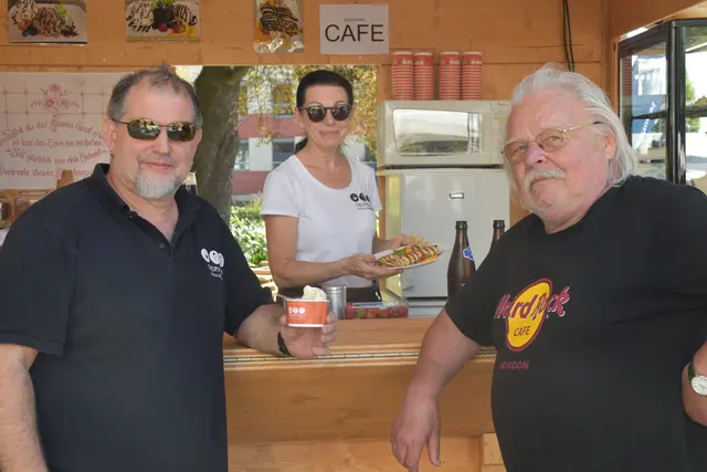 Süßes und Eis gab es beim Tropicale. | Foto: Michael Strini