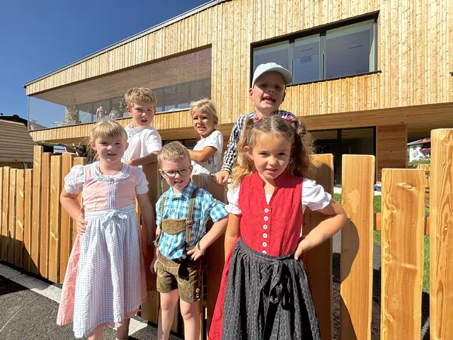 Große Freude bei den Kindern über die Eröffnung der Kinderkrippe und des Kindergartens in Schwendt. | Foto: MeinBezirk/Johanna Bamberger