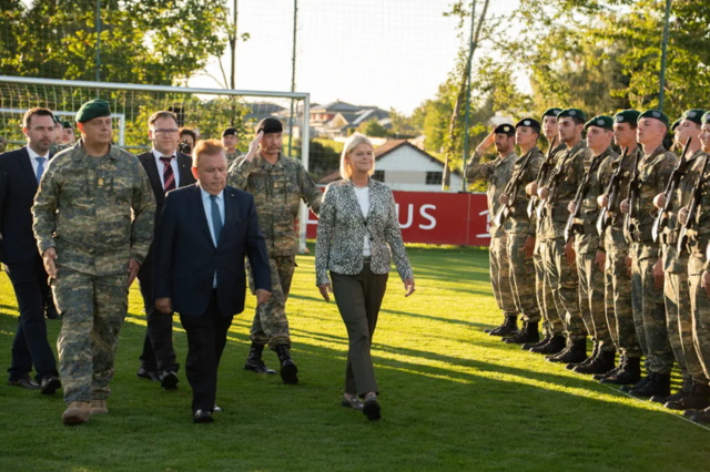 Bürgermeister Andreas Straßer, Militärkommandant NÖ Brigadier Georg Härtinger, Bezirkshauptmann Dr. Markus Peham, Landtagsabgeordneter Bgm. Franz Mold in Vertretung von Landeshauptfrau Johanna Mikl-Leitner, TÜPl-Kommandant Brigadier Mag. Christian Riener und Verteidigungsministerin Mag. Klaudia Tanner beim Abschreiten der Front bei der Angelobung 2025 in Echsenbach. | Foto: Sonja Straka