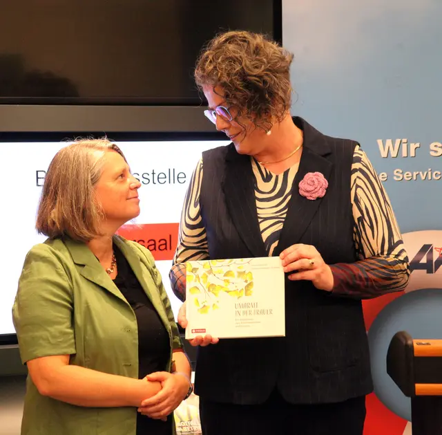Petra Hillebrand und Johanna Heumader-Schweigl mit dem gemeinsamen Buchprojekt "Umarmt in der Trauer" – bald auch als Lesung in der Tyrolia Imst zu erleben: