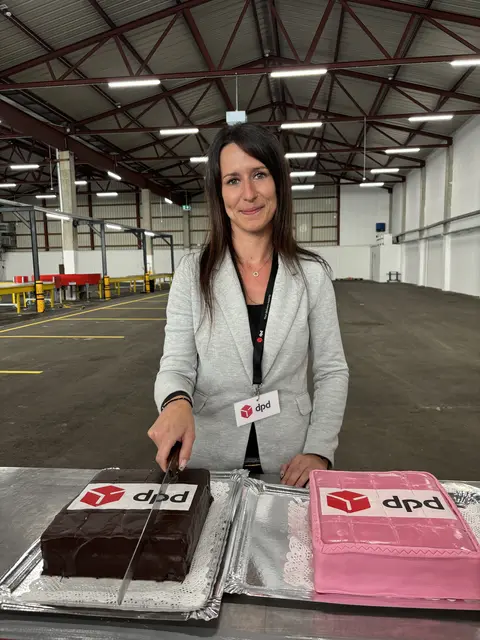 Tortenanschnitt bei den Feierlichkeiten | Foto: Daniel Schmidt