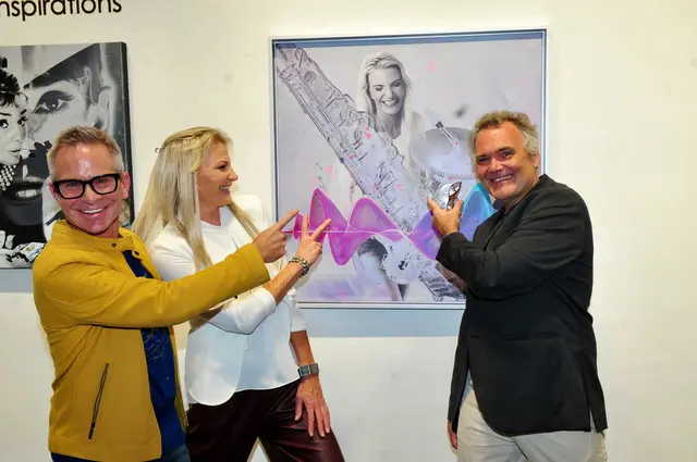 Spektakel zum Jubiläum garantiert: Galerist und Jubilar Martin Duschek, Sax-Virtuosin Maria Kofler (live und am Bild) und Künstler GHiii | Foto: Hassl