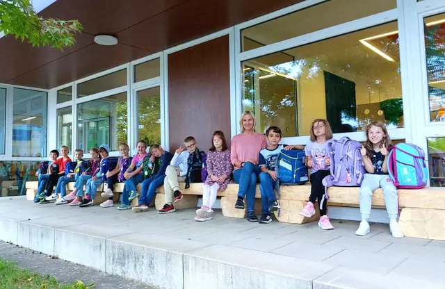 Die neuen Holzbänke bei der Volksschule Polling. Im Bild die Kinder der 3. Klasse mit Direktorin Claudia Anzengruber. | Foto: VS Polling