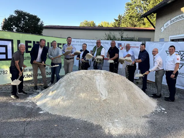 Mit dem Spatenstich wurde der offizielle Startschuss zur Generalsanierung und Ausbau des Subener Feuerwehrhauses gegeben. | Foto: Ebner/MeinBezirk