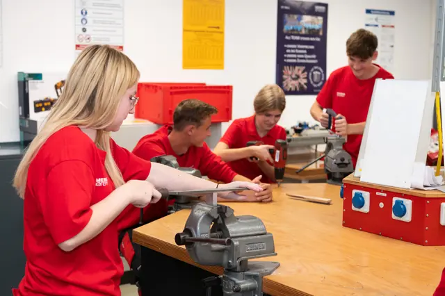 In drei verschiedenen Berufen kann man bei Siemens Energy in Weiz eine Lehre machen.  | Foto: Fotostudio Lola